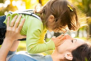 孩子对父母表达爱的方式有很多种，以下是一些常见的方式：